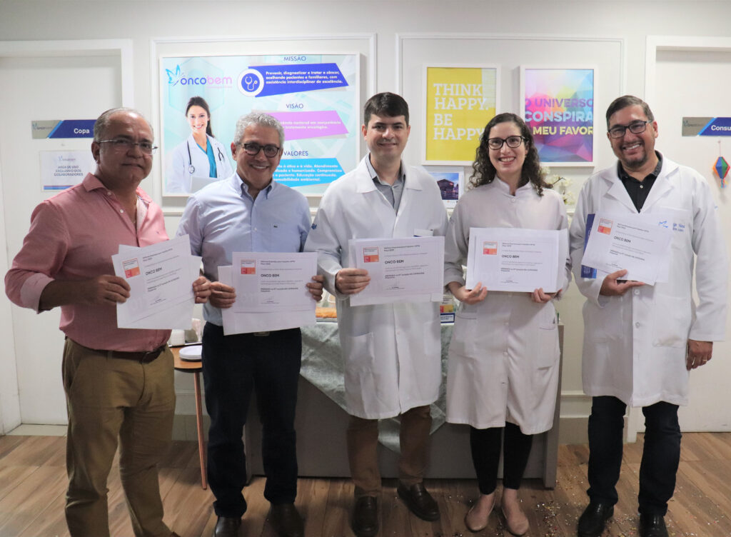 sócios da clínica com o certificado site